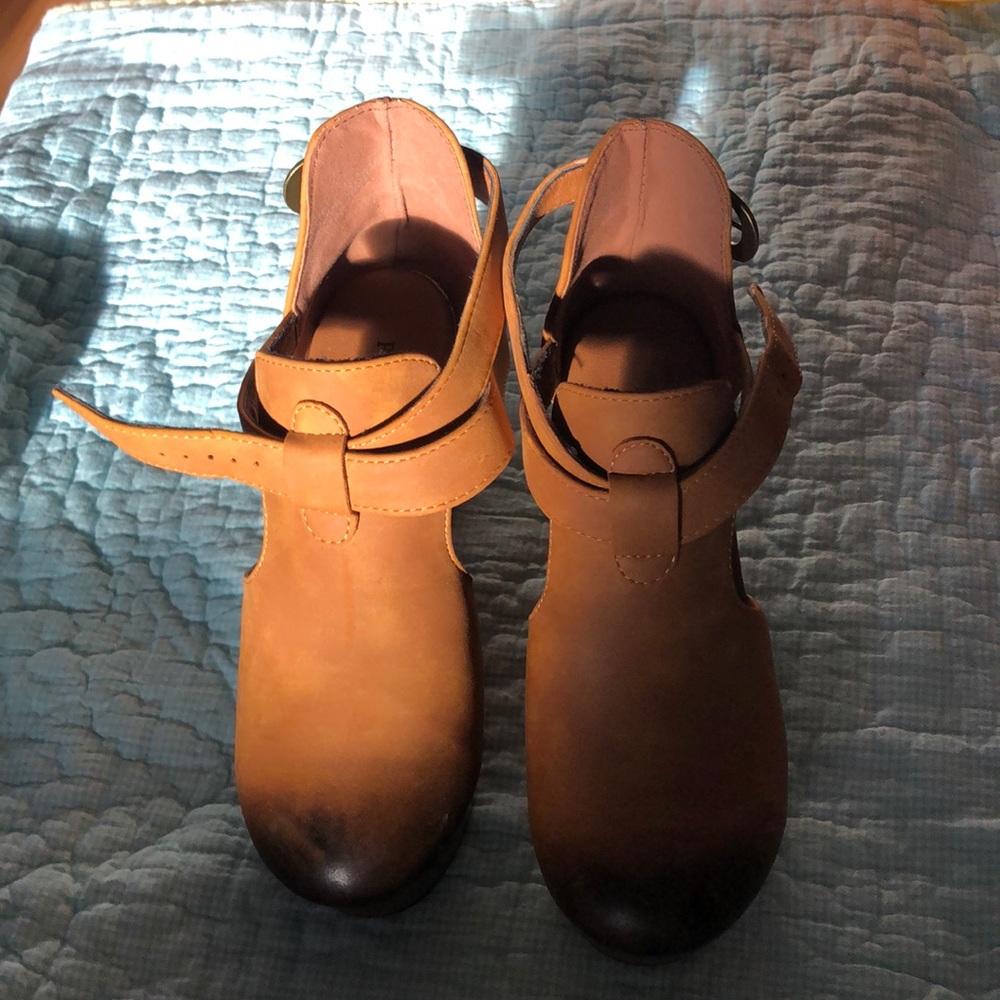 Tan Platforms